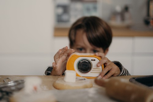 Kidywolf KIDYCAM aparat wodoodporny pomarańczowy aparat na stole