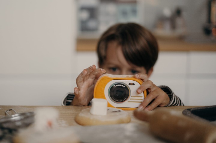 Kidywolf KIDYCAM aparat wodoodporny pomarańczowy aparat na stole