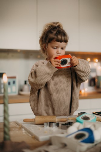 Kidywolf KIDYCAM aparat wodoodporny czerwony dziecko uzywa aparatu