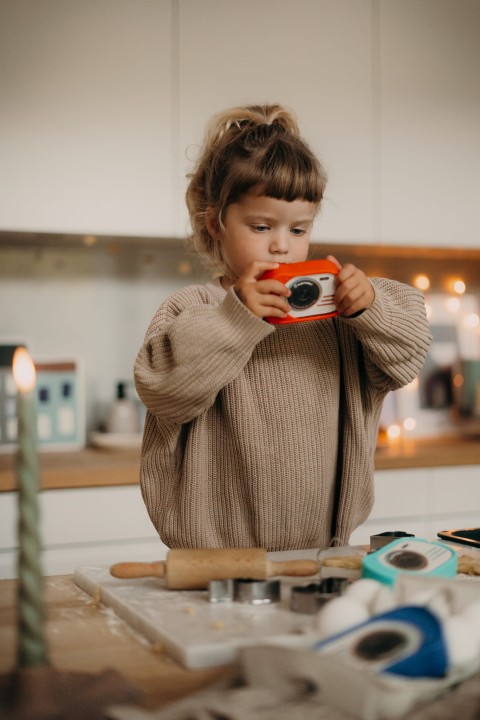 Kidywolf KIDYCAM aparat wodoodporny czerwony dziecko uzywa aparatu