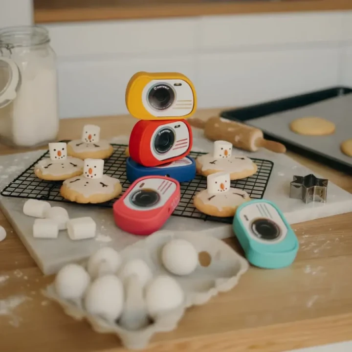 Kidywolf KIDYCAM aparat wodoodporny rozowy w rece