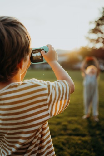 Kidywolf KIDYCAM aparat wodoodporny mietowy dziecko uzywa aparatu w plenerze