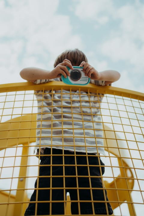 Kidywolf KIDYCAM aparat wodoodporny mietowy dziecko fotografuje