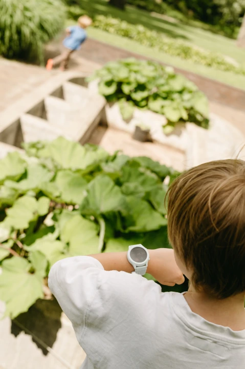 kidywolf-k-watch-green-smartwatch-dla-dzieci-na-zewnatrz