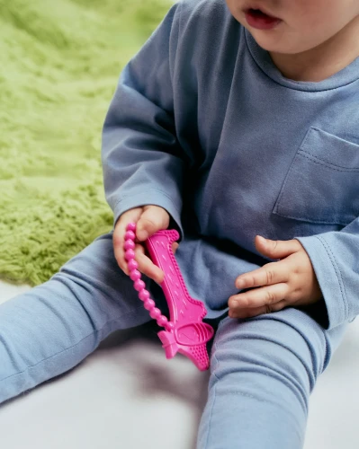 luu-kids-gryzak-luuie-the-dog-pink-dziecko-w-wyprawce