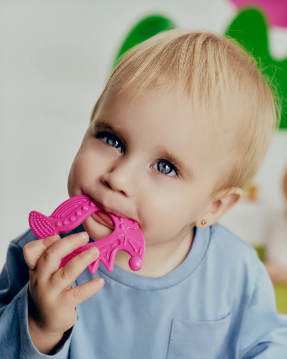 luu-kids-gryzak-ollie-the-dragon-pink-dziecko