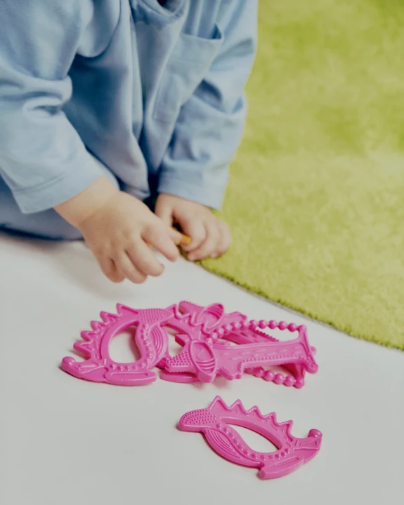 luu-kids-gryzak-ollie-the-dragon-pink-w-uzyciu