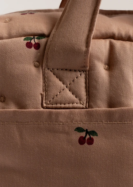 Konges Sløjd Doll Bag Cherry Blush detal zewnętrznej kieszeni