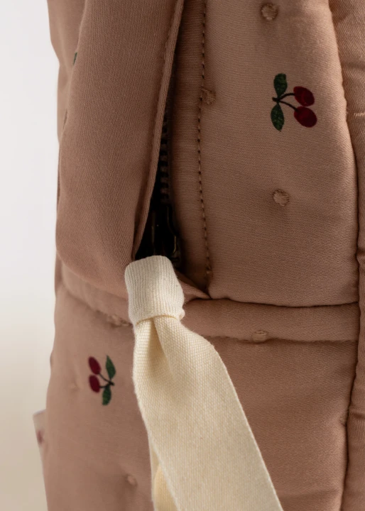 Konges Sløjd Doll Bag Cherry Blush detal paska i wykończenia