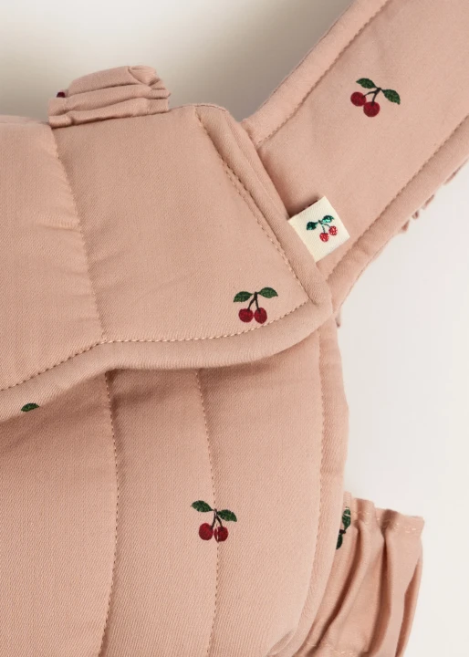 Konges Sløjd Cherry Blush detal nosidełka dla lalki z motywem wisienek