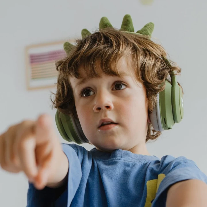 KIDYWOLF KIDYEARS Dino, chłopiec w zielonych słuchawkach