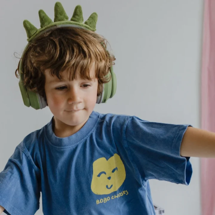 KIDYWOLF KIDYEARS Dino, zielone słuchawki podczas zabawy