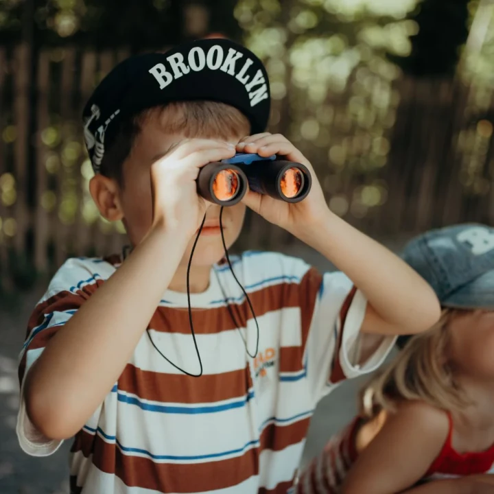 kidywolf-kidybinoculars-green-lornetka-podczas-zabawy