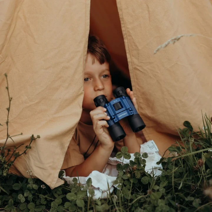 kidywolf-kidybinoculars-green-dziecko-w-namiocie