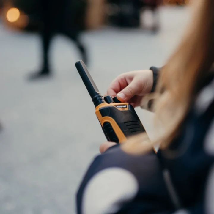 kidywolf-kidytalk-dziecko-z-walkie-talkie