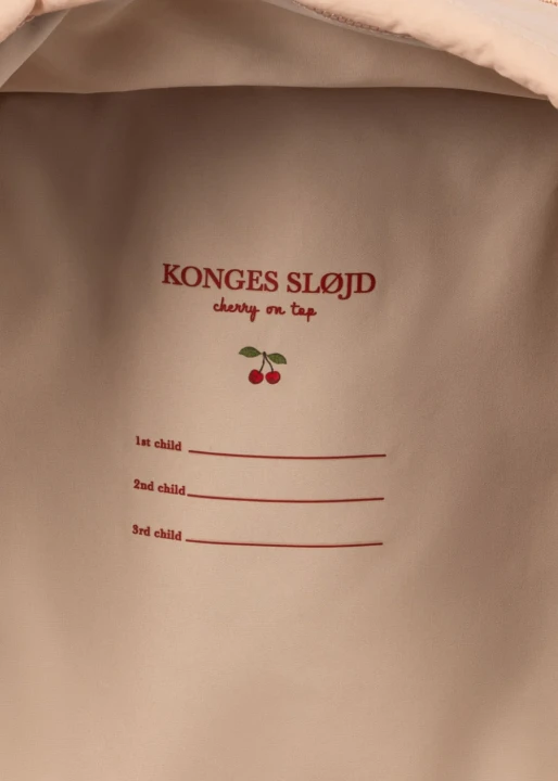 Wewnętrzna metka Konges Sløjd w plecaku Juno Sequin Cameo Rose