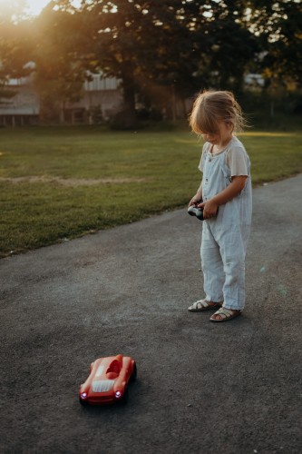 Kidywolf Kidycar czerwone auto zdalnie sterowane w plenerze dziecko bawi sie