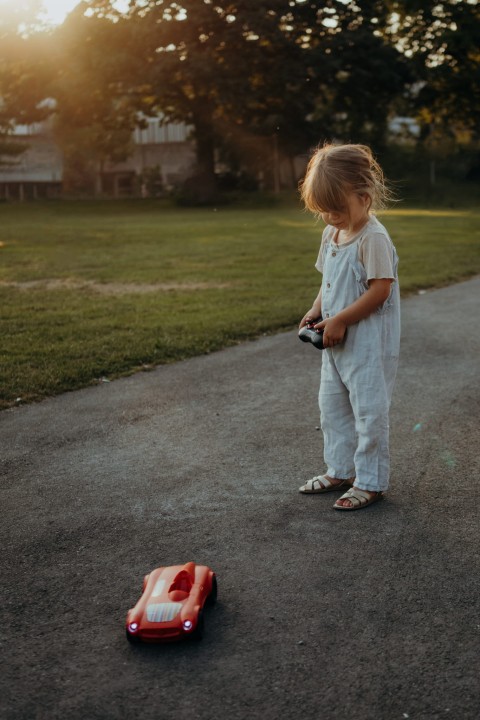 Kidywolf Kidycar czerwone auto zdalnie sterowane w plenerze dziecko bawi sie