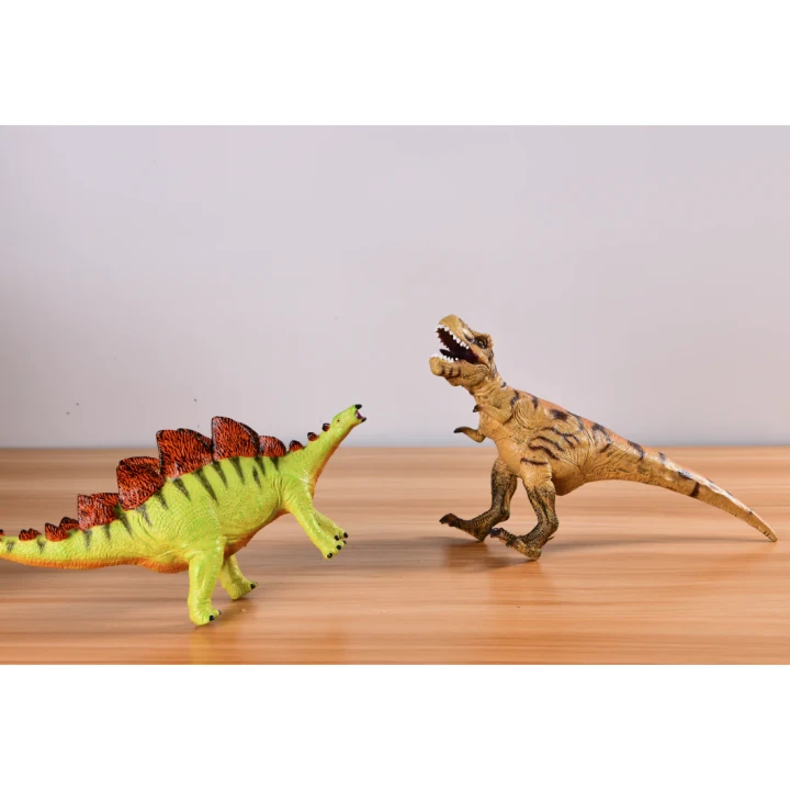 Dwie figurki dinozaurów o różnych sylwetkach i kolorach