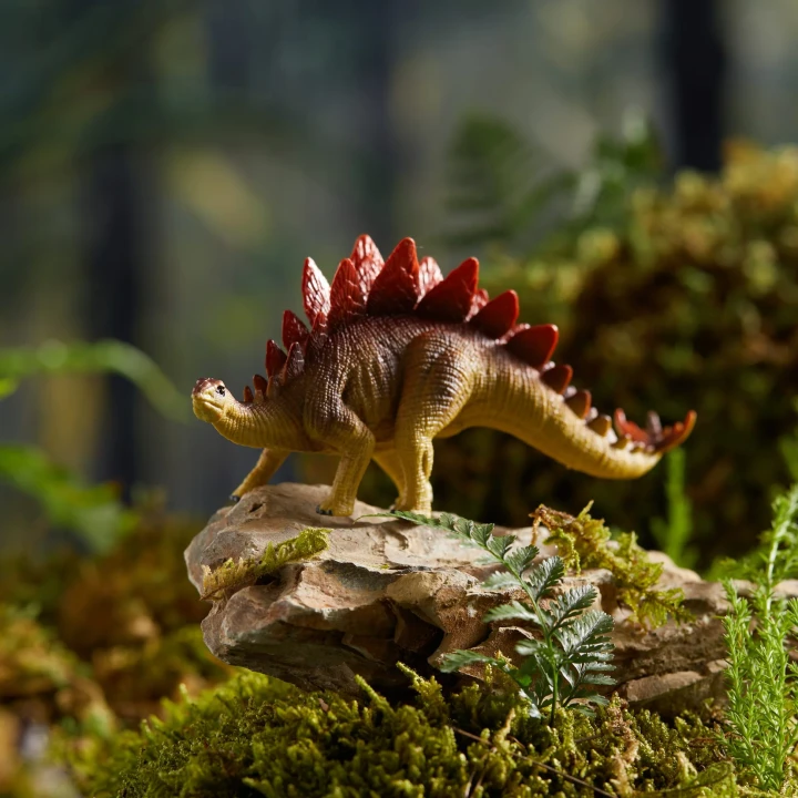 Figurka stegozaura Mideer w realistycznej prehistorycznej scenerii