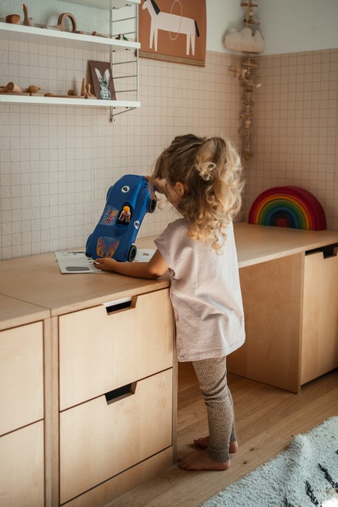 Kidywolf Kidycar Blue auto zdalnie sterowane scena w pokoju dziecka