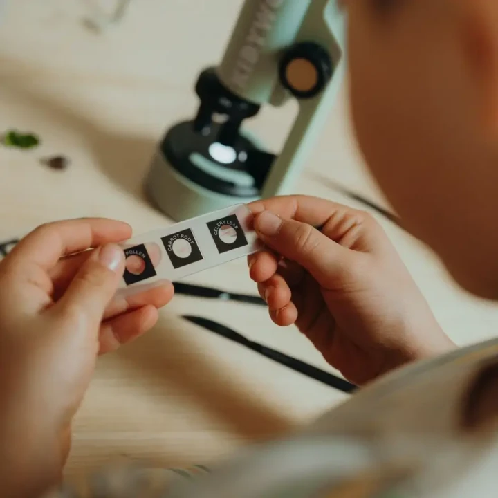 mikroskop-przenosny-kidymicroscope-zielony-uzycie-1