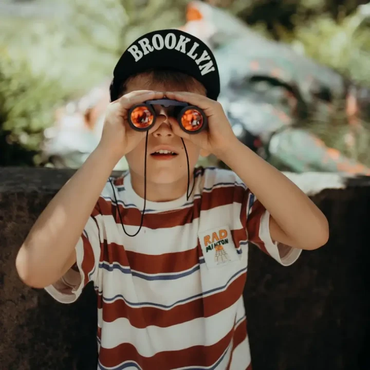 Kidywolf lornetka KIDYBINOCULARS dziecko uzywa lornetki