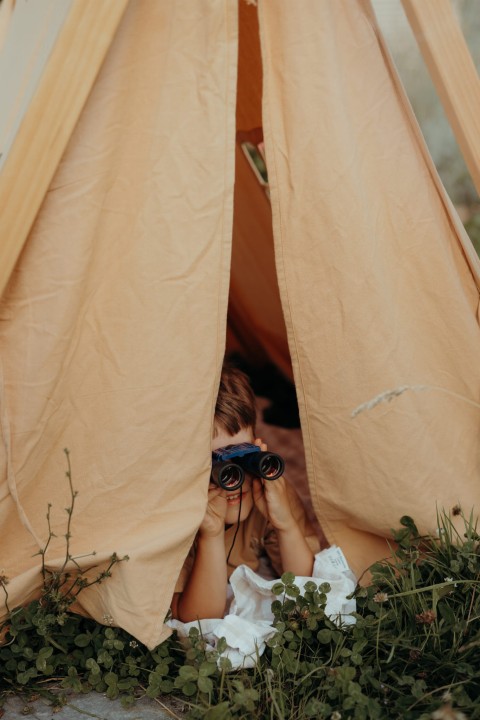 Kidywolf lornetka KIDYBINOCULARS w plenerze zdjecie lifestyle