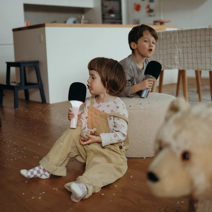 Rodzinna zabawa z różowym mikrofonem karaoke KIDYMIC w domu
