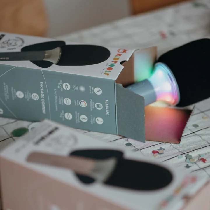Zbliżenie na przyciski i wielokolorowe podświetlenie LED niebieskiego mikrofonu KIDYMIC