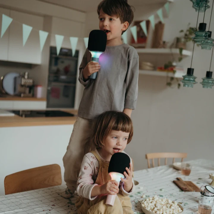 Wspólna zabawa dzieci niebieskimi mikrofonami karaoke KIDYMIC w domu