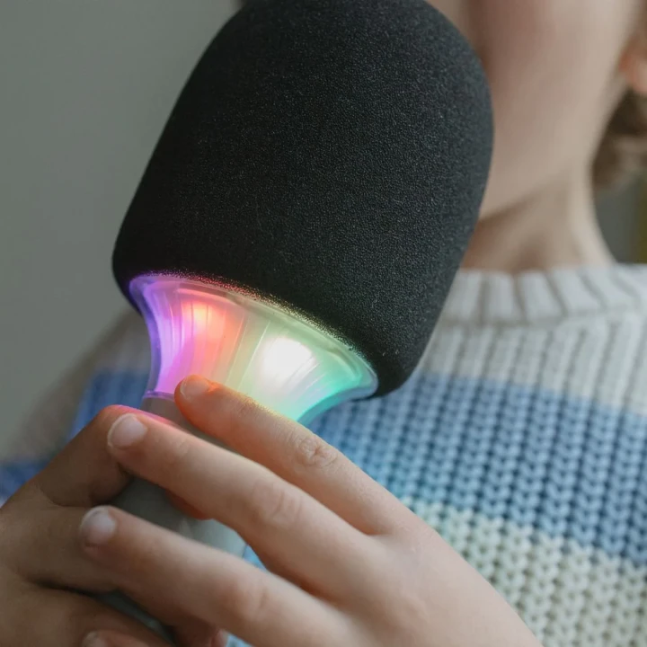 Zbliżenie na wielokolorowe podświetlenie LED zielonego mikrofonu KIDYMIC