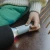 Przyciski sterowania zielonego mikrofonu karaoke KIDYMIC z Bluetooth