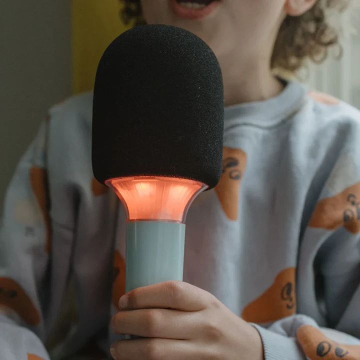 Zielony mikrofon KIDYMIC z podświetleniem LED podczas dziecięcej zabawy w karaoke