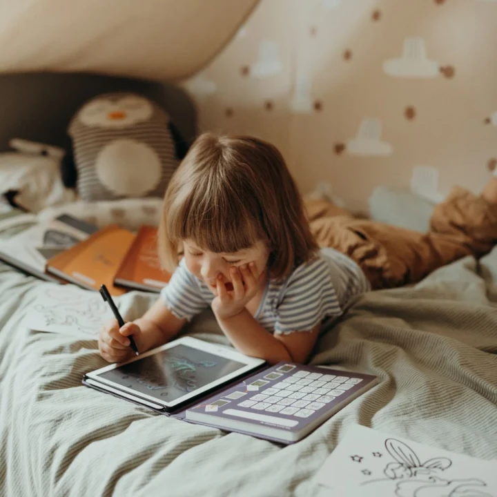 Dziecko rysuje na tablecie LCD KIDYDRAW MINI Kawaii podczas zabawy w domu