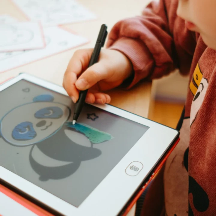 Rysowanie rysikiem na ekranie LCD tabletu KIDYDRAW MINI Kawaii dla dzieci