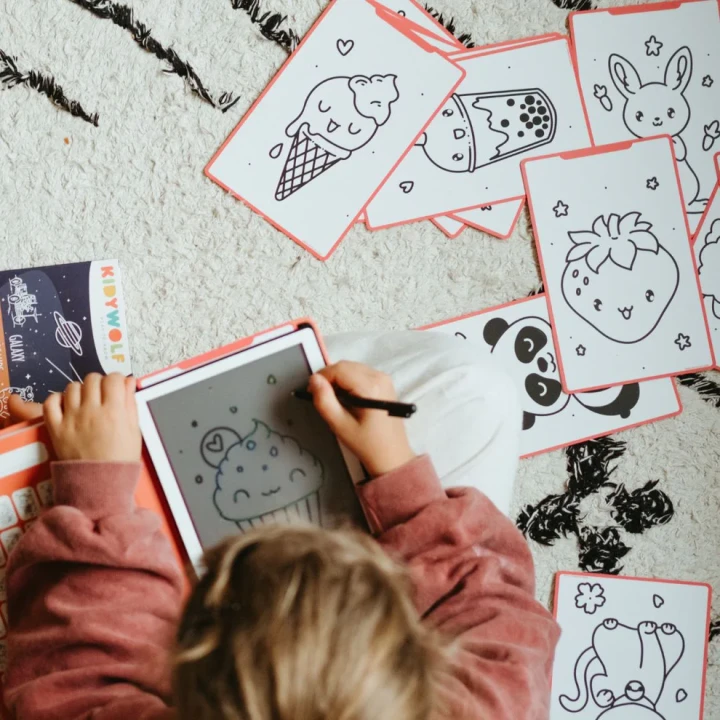 Tablet LCD KIDYDRAW MINI Kawaii podczas odrysowywania jednej z 30 ilustracji