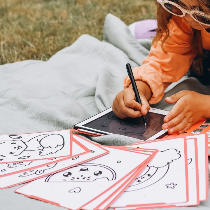Kreatywna zabawa tabletem LCD KIDYDRAW MINI Kawaii i ilustracjami do odrysowywania