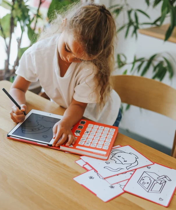 Dziecko uczy się rysować z tabletem KIDYDRAW MINI Kawaii i gotowymi wzorami