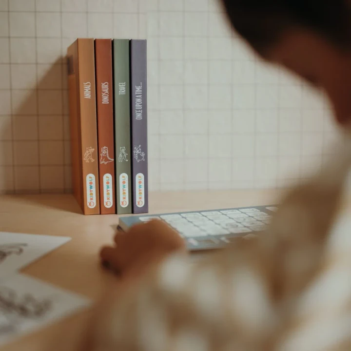 Zbliżenie na rysowanie rysikiem na ekranie tabletu KIDYDRAW MINI Animals