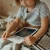Dziecko rysuje na tablecie LCD KIDYDRAW MINI Animals za pomocą dołączonego rysika