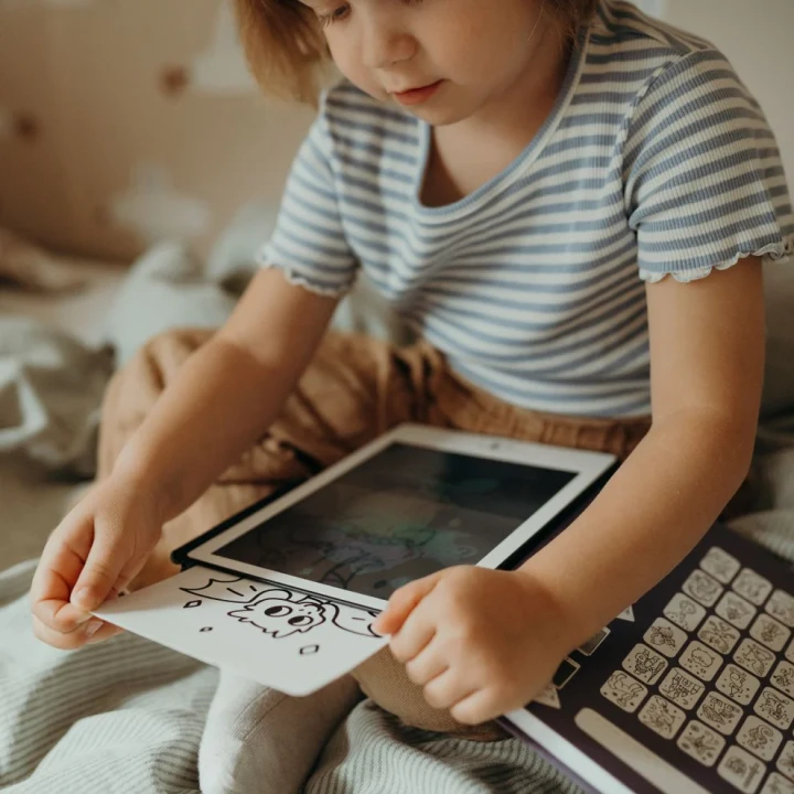 Dziecko rysuje na tablecie LCD KIDYDRAW MINI Animals za pomocą dołączonego rysika