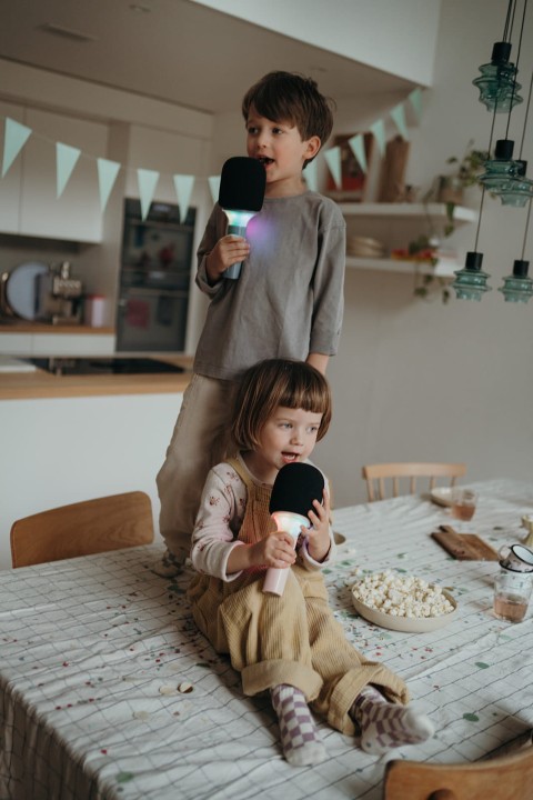 mikrofon-karaoke-z-efektami-led-i-zmiana-glosu-kidymic-niebieski-uzycie-1