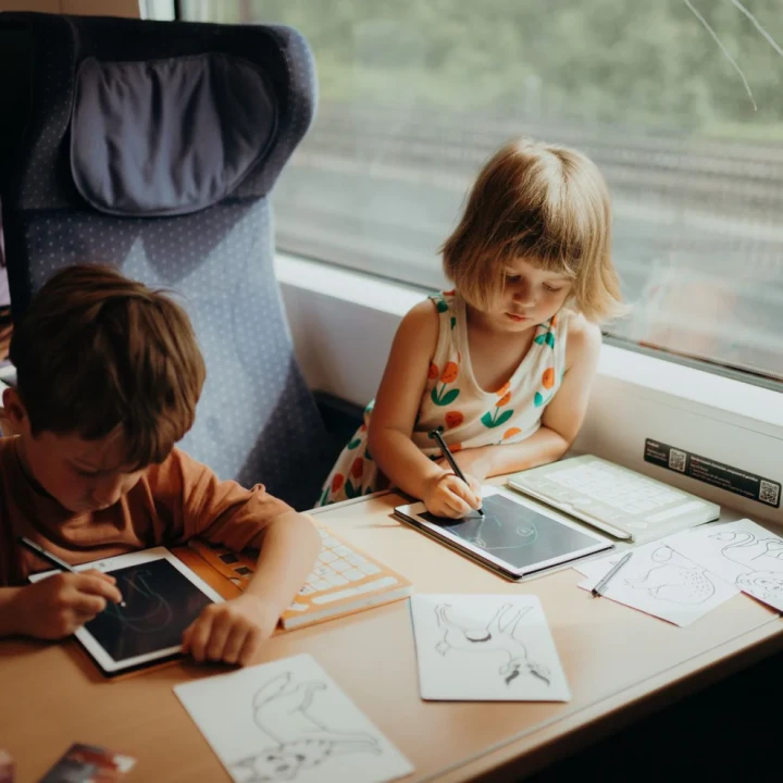 Wspólne rysowanie na tablecie KIDYDRAW MINI Animals podczas zabawy w domu