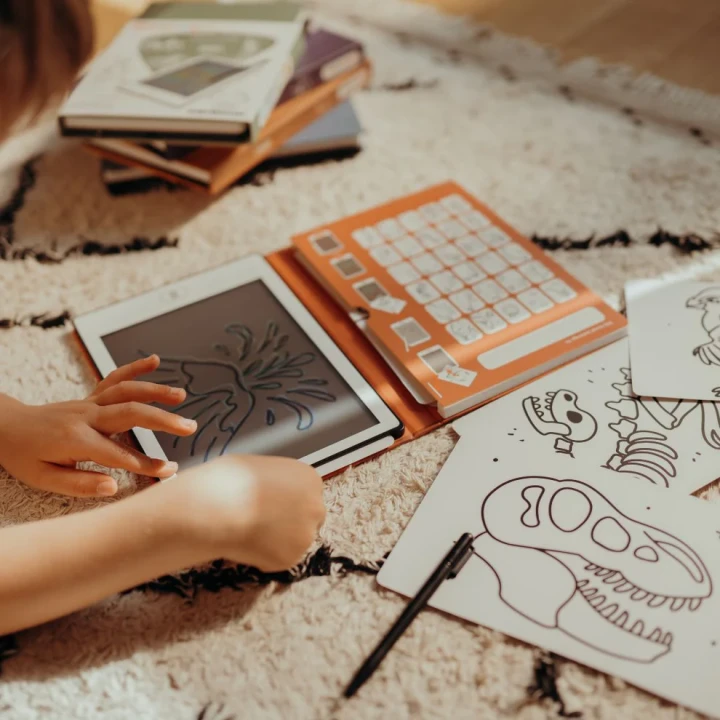 KIDYDRAW MINI Dinozaury z ekranem LCD, rysikiem i ilustracjami do odrysowywania