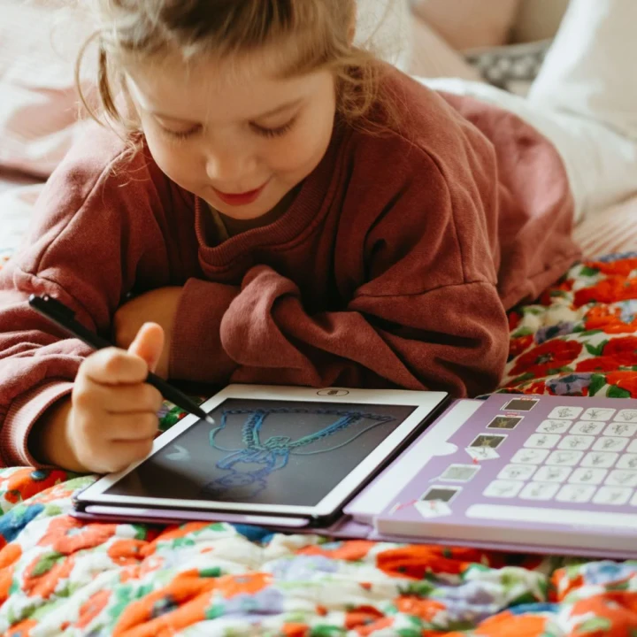 Dziecko rysuje na tablecie LCD KIDYDRAW MINI Princess podczas kreatywnej zabawy w domu