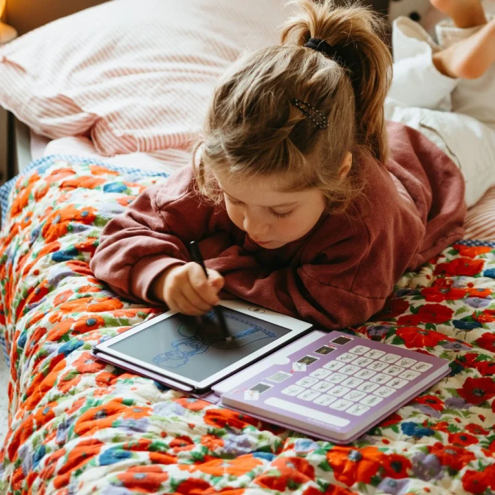 KIDYDRAW MINI Princess podczas odrysowywania ilustracji księżniczek na ekranie LCD