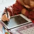 Zbliżenie na rysowanie rysikiem po ekranie LCD tabletu KIDYDRAW MINI Princess