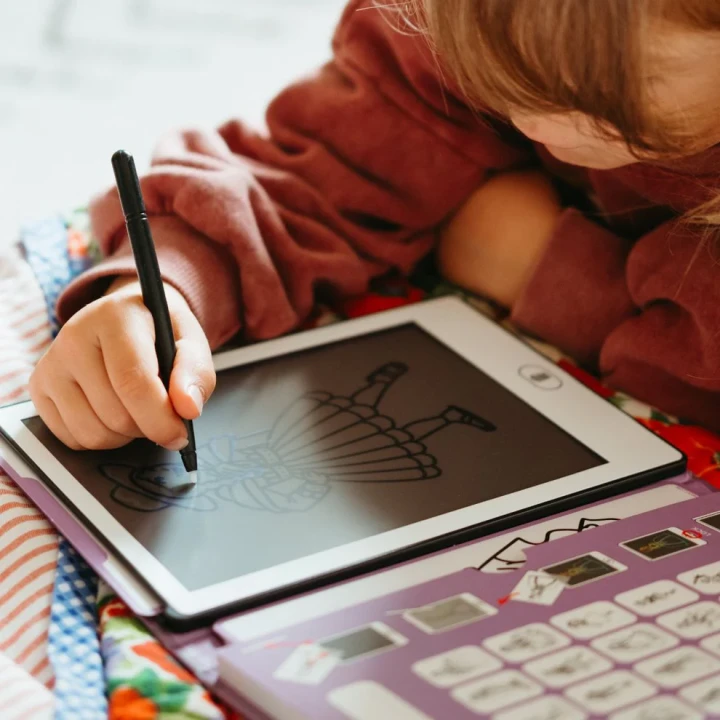 Zbliżenie na rysowanie rysikiem po ekranie LCD tabletu KIDYDRAW MINI Princess