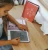 Dziecko wybiera ilustrację do tabletu LCD KIDYDRAW MINI Princess przed rozpoczęciem rysowania